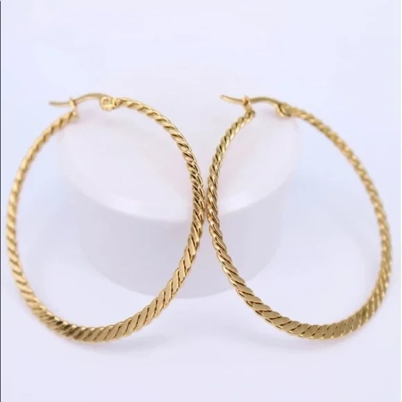 18K gold thin hoop earrings - Picture 3 of 4